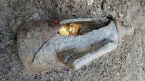 Bình chứa đồng xu vàng cổ trị giá hàng chục tỷ phát hiện ở Ý