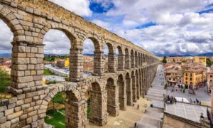 Kiến trúc vĩ đại của cầu dẫn nước Segovia từ thời La Mã