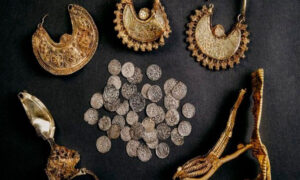 Kho báu thế kỷ với trang sức vàng và tiền xu bạc