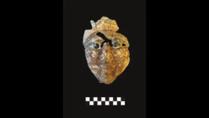 Phát hiện mặt nạ xác ướp và tượng "thần im lặng" ở Ai Cập