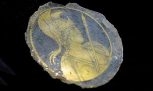 Phát hiện thủy tinh vàng hiếm khắc họa nữ thần Roma