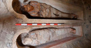 Khám phá ngôi mộ Ptolemaic với xác ướp và quan tài mạ vàng