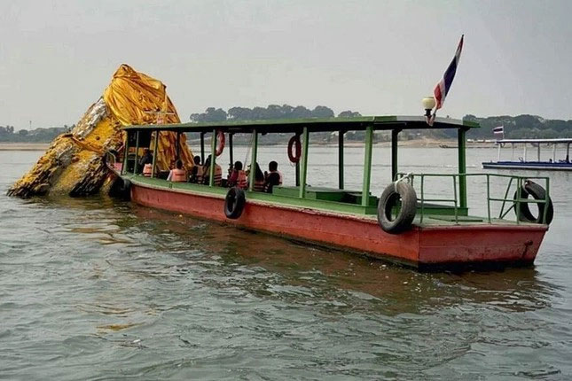 Bảo tháp Phật giáo nổi lên từ sông Mekong thu hút du khách