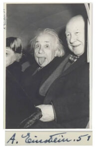 Câu chuyện thú vị đằng sau bức ảnh lè lưỡi của Einstein