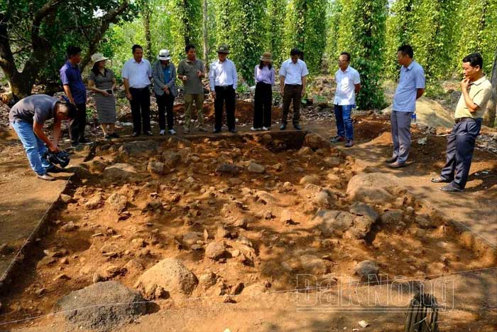 Khai quật di chỉ khảo cổ thôn 8 ở Đắk Wil