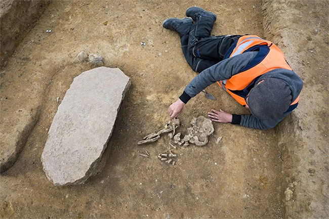Phát hiện "mộ zombie" 4200 năm tuổi ở Đức